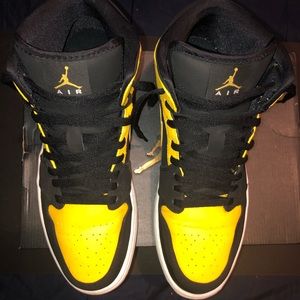 Jordan 1 mid black and yellow 8/10 condition